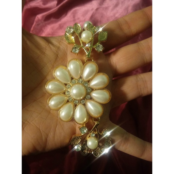 Faux Pearl Rhinestone Flower Statement Necklace - Picture 2 of 3